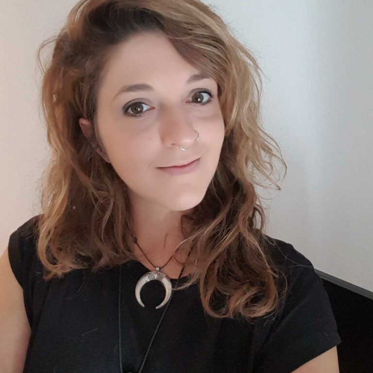 Foto von Melanie Scherret: Sie hat lockige Haare und trägt ein schwarzes T-Shirt