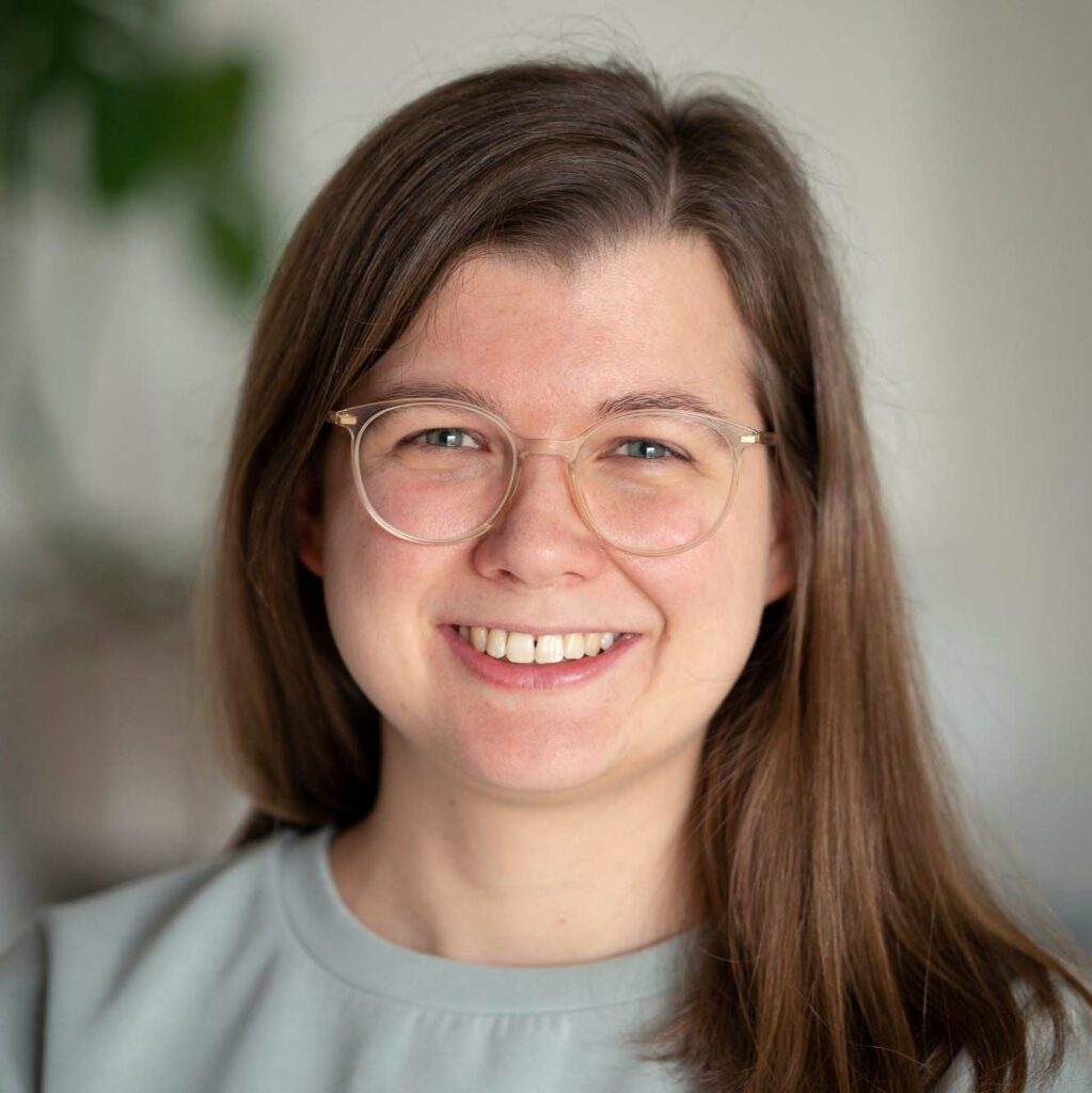 Foto von Katharina Hohla: Sie trägt eine Brille und lächelt in die Kamera