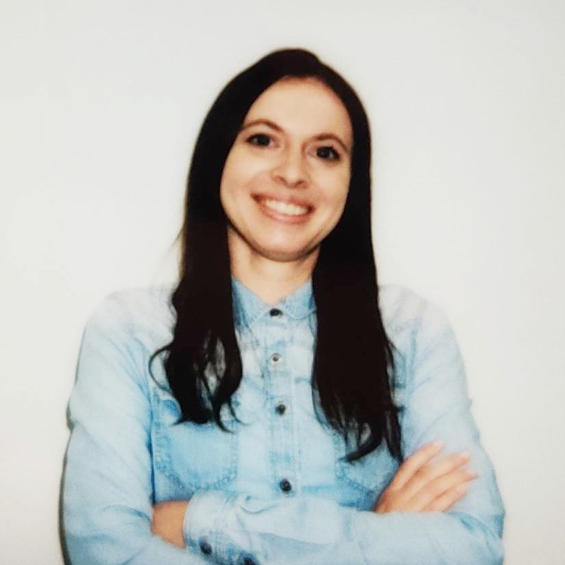 Foto von Eva-Maria Yalcin: Sie hat lange dunkle Haare und trägt ein hellblaues Jeanshemd