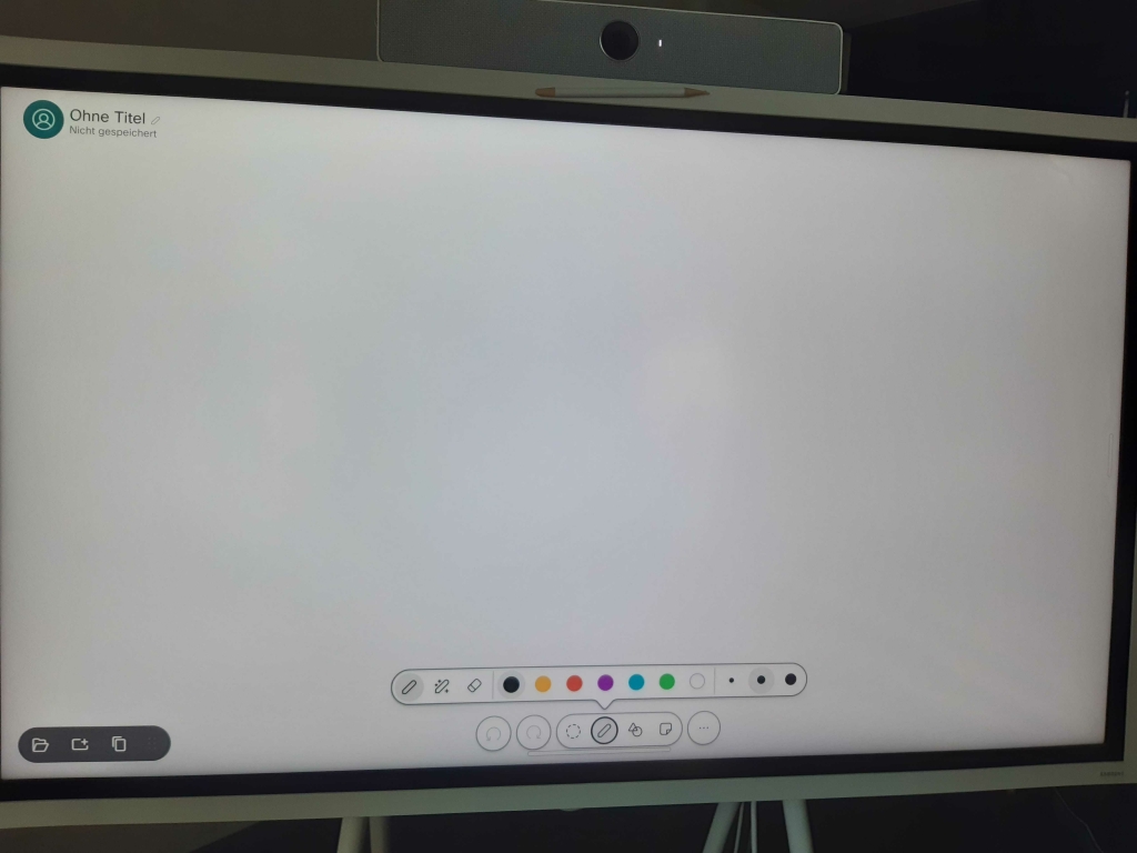 Foto des großen Bildschirms mit einem leeren Whiteboard